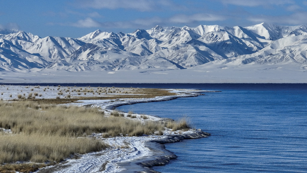 這是12月23日拍攝的賽里木湖景色（無人機照片）。新華社發（李強 攝）