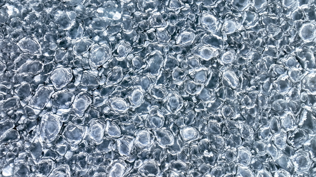 這是12月23日在賽里木湖湖邊拍攝的“冰馕”（無人機照片）。新華社記者 陳朔 攝