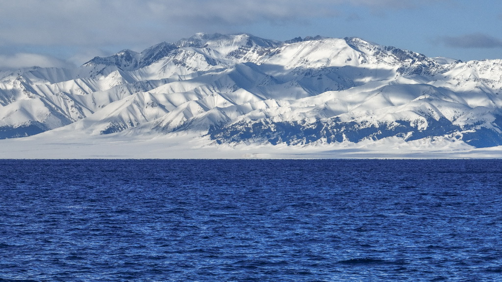 這是12月23日拍攝的賽里木湖景色（無人機照片）。新華社發（朱振龍 攝）