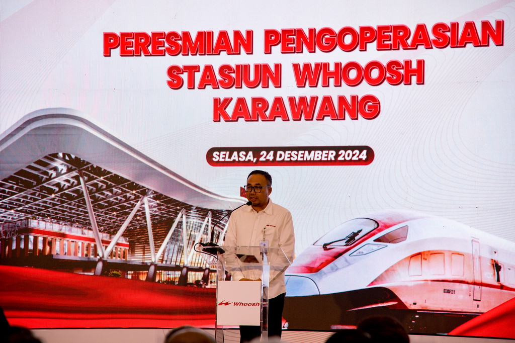 12月24日，印尼中國高速鐵路有限公司董事總經理德維亞納在印度尼西亞西爪哇省雅萬高鐵卡拉旺站投用儀式上講話。