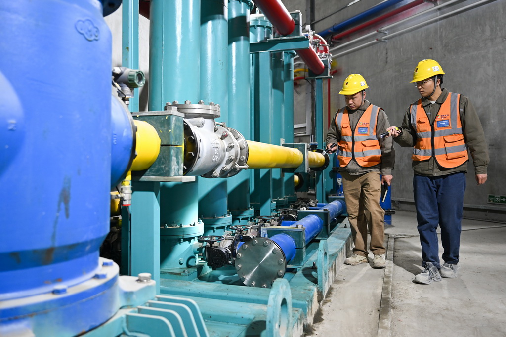 12月24日，羊曲水電站工作人員在巡查3號機組運行情況。新華社記者 解統強 攝