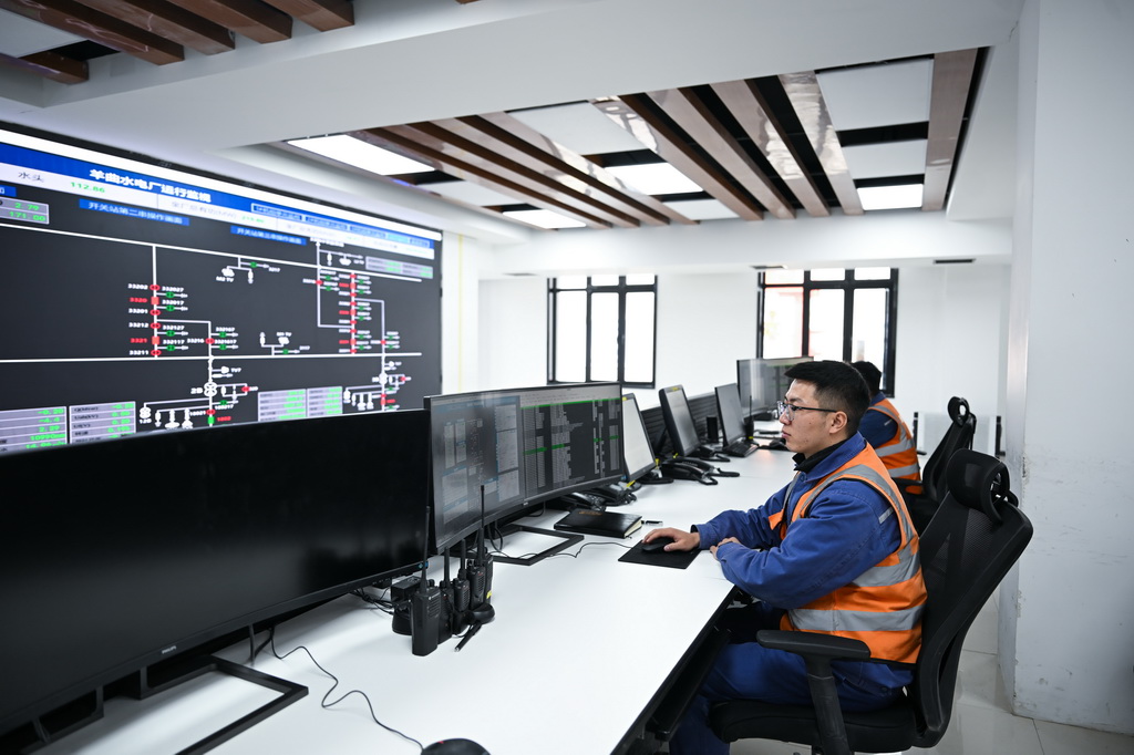 12月24日，羊曲水電站工作人員在中控室內值守。新華社記者 解統強 攝