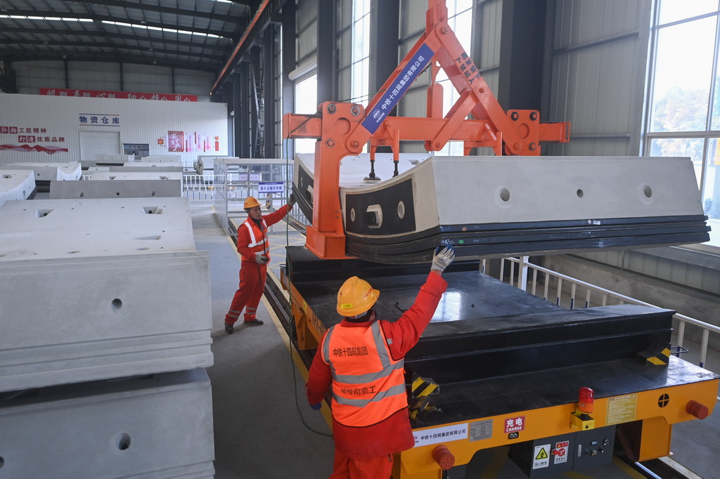 12月24日，中鐵十四局技術人員在甬舟鐵路金塘海底隧道項目部加工倉儲中心裝運管片，將于隧道內進行拼裝作業。