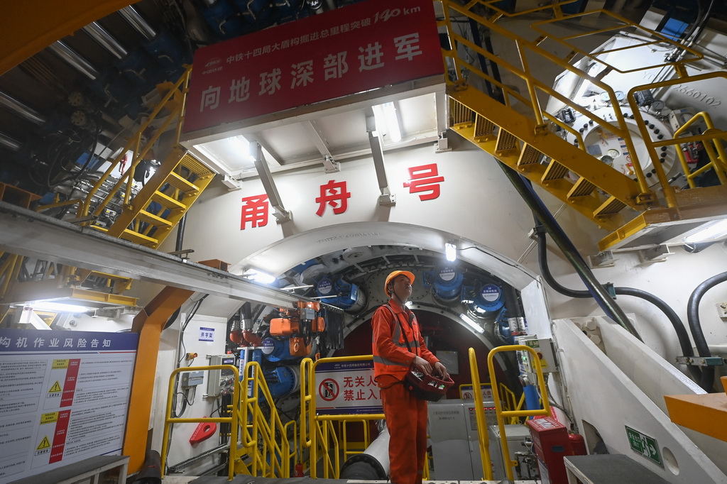 12月24日，中鐵十四局技術人員在甬舟鐵路金塘海底隧道“甬舟號”盾構機內配合管片拼裝作業。