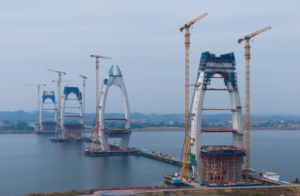 清花高速北江特大橋首個主塔封頂