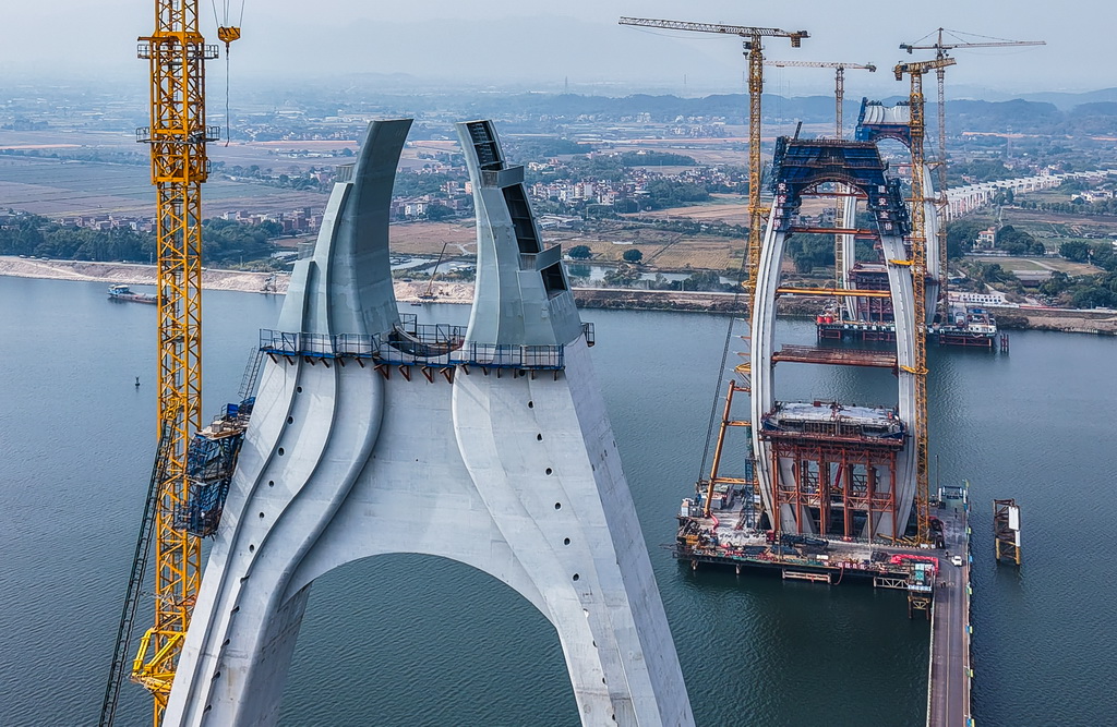 這是12月25日拍攝的清花高速北江特大橋封頂的主塔（前）（無人機照片）。