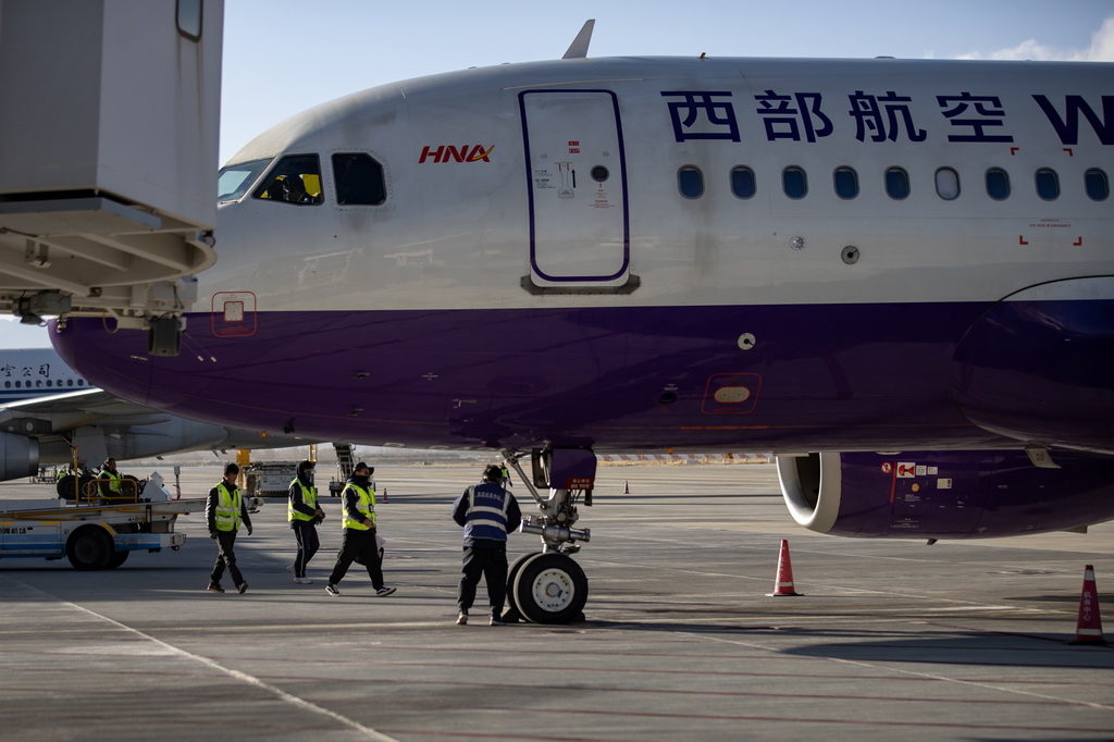 12月25日，執飛拉薩-重慶-新加坡國際新航線首飛任務的西部航空PN6425客運航班在拉薩貢嘎國際機場?？坷葮?。新華社記者 姜帆 攝