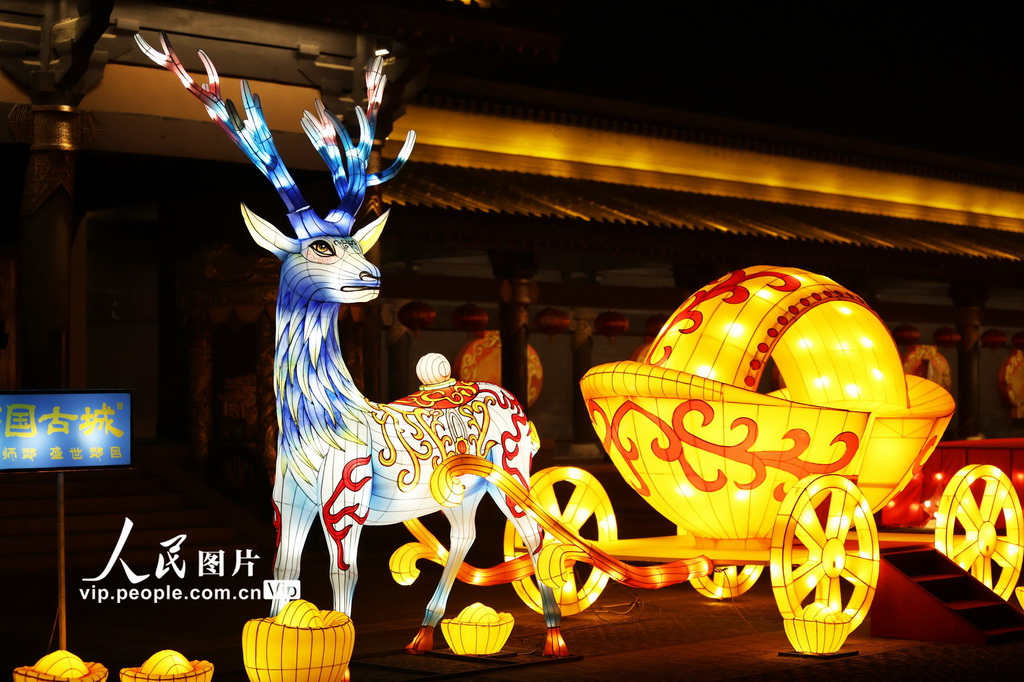 山東郯城：調試花燈迎新年