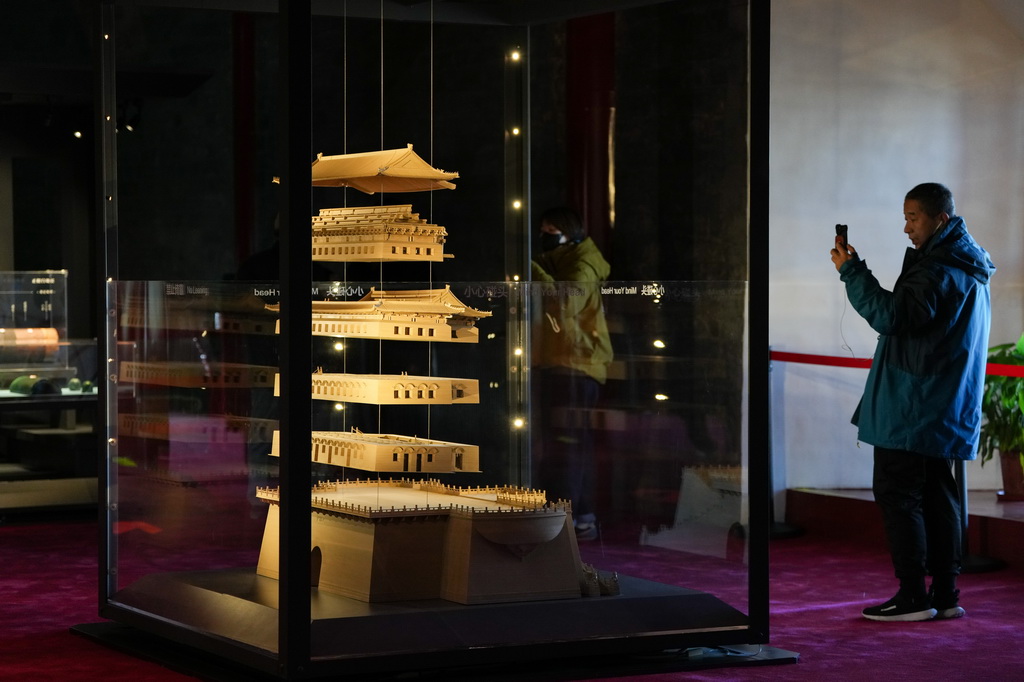 12月26日，參觀者在正陽門箭樓內參觀展出的正陽門箭樓模型。