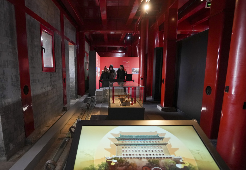 12月26日，參觀者在正陽門箭樓內參觀。