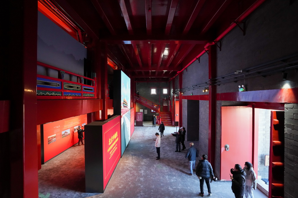 12月26日，參觀者在正陽門箭樓內參觀《北京中軸線——中國理想都城秩序的杰作》專題展覽。