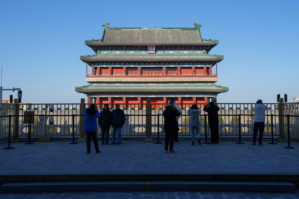 12月26日，參觀者在正陽門箭樓上拍攝正陽門城樓。