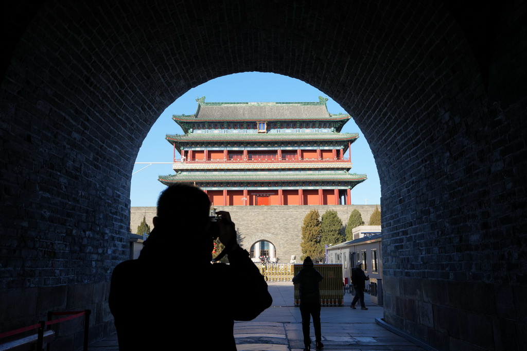 12月26日，參觀者在正陽門箭樓下拍攝正陽門城樓。