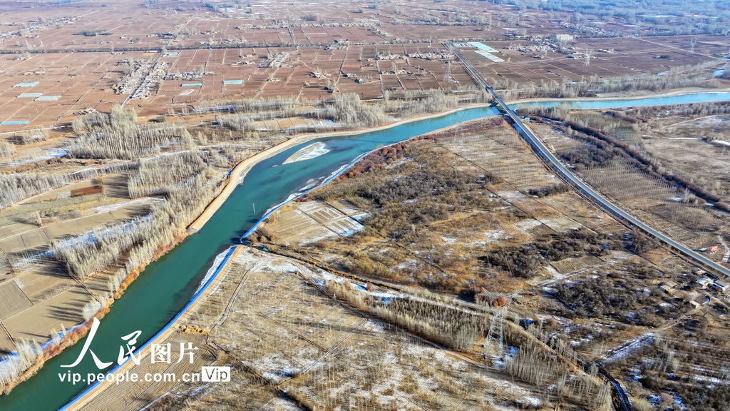2024年12月26日拍攝的甘肅省臨澤縣板橋鎮境內的黑河兩岸風光。