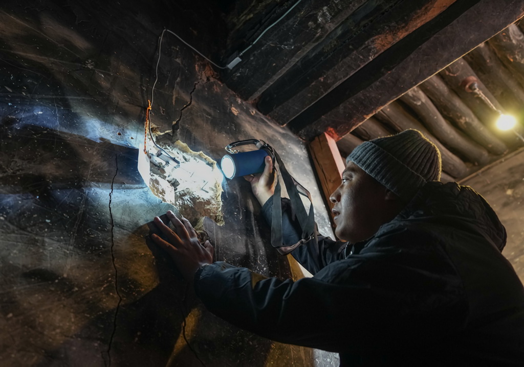 12月4日，布達拉宮監測中心的工作人員旦增旺堆巡查布達拉宮地壟傳感器設備。