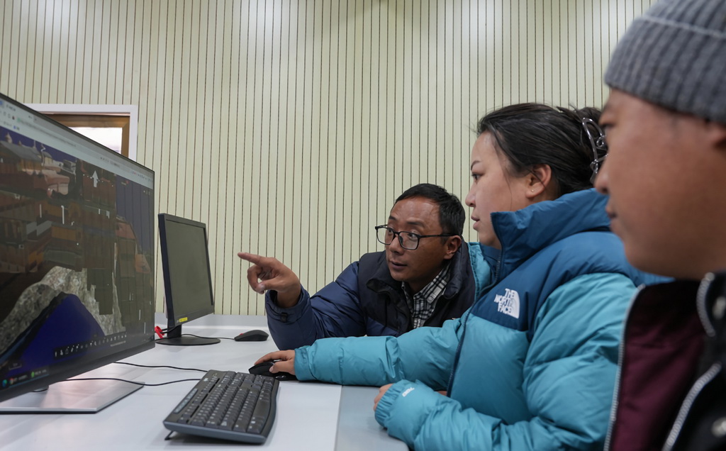 12月4日，布達拉宮監測中心的工作人員在查看布達拉宮三維圖像。