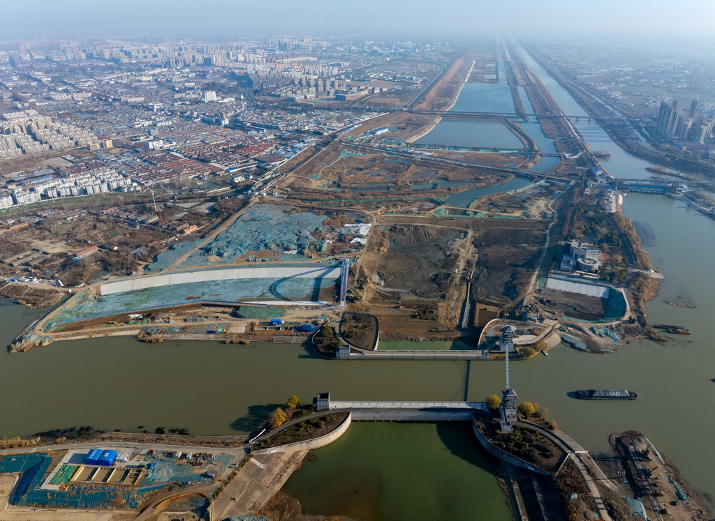 12月29日拍攝的淮河入海水道二期工程淮安樞紐項目施工現場（無人機照片）。