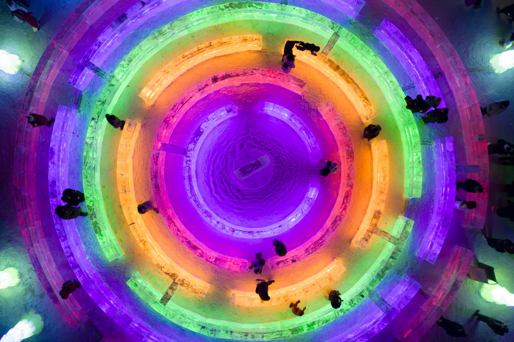 12月30日，人們在第51屆冰燈藝術游園會現場游玩（無人機照片）。