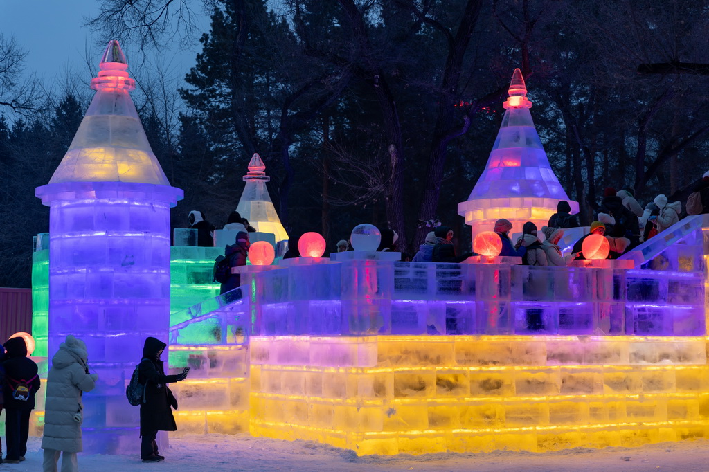 12月30日，人們在第51屆冰燈藝術游園會現場游玩。