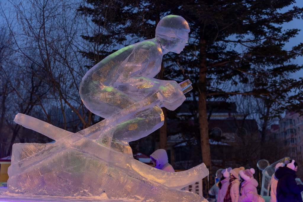 12月30日，人們在第51屆冰燈藝術游園會現場游玩。