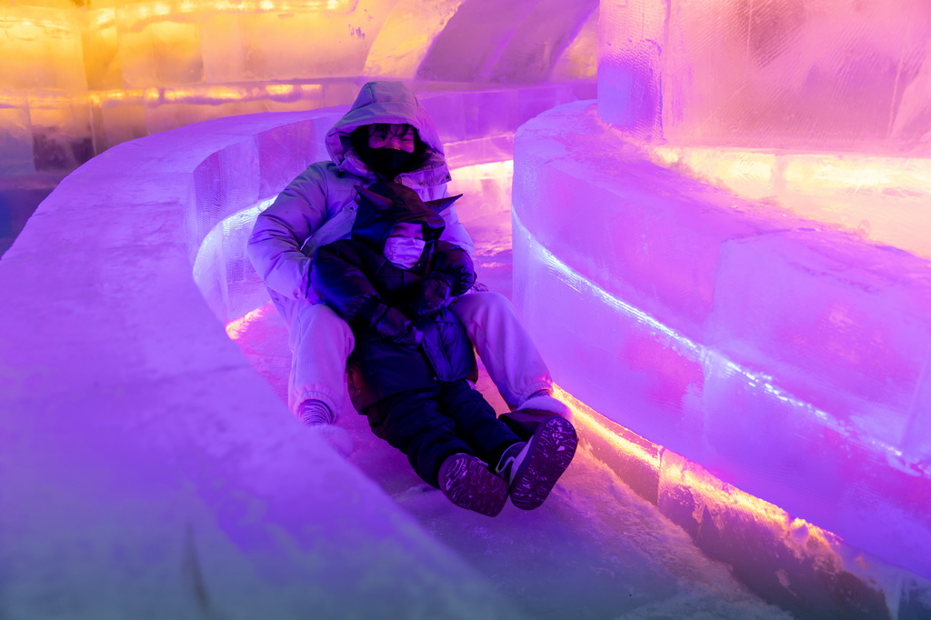 12月30日，人們在第51屆冰燈藝術游園會現場游玩。