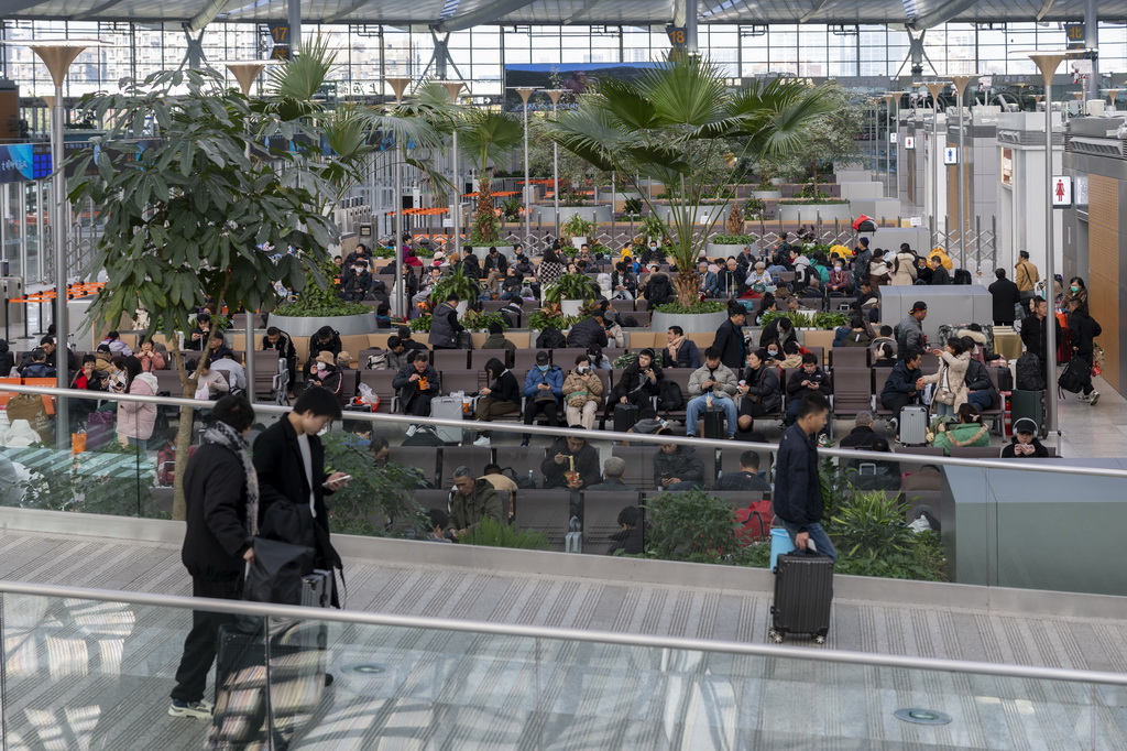 12月30日拍攝的鐵路上海南站候車大廳。