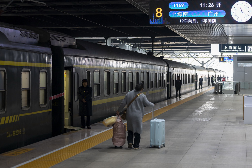 12月30日拍攝的鐵路上海南站站臺。