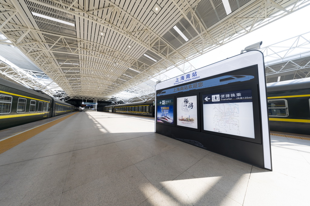 12月30日拍攝的鐵路上海南站站臺。