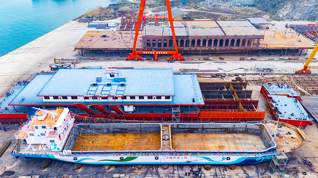 湖北秭歸：三峽庫區首艘純電動清漂船下水【7】