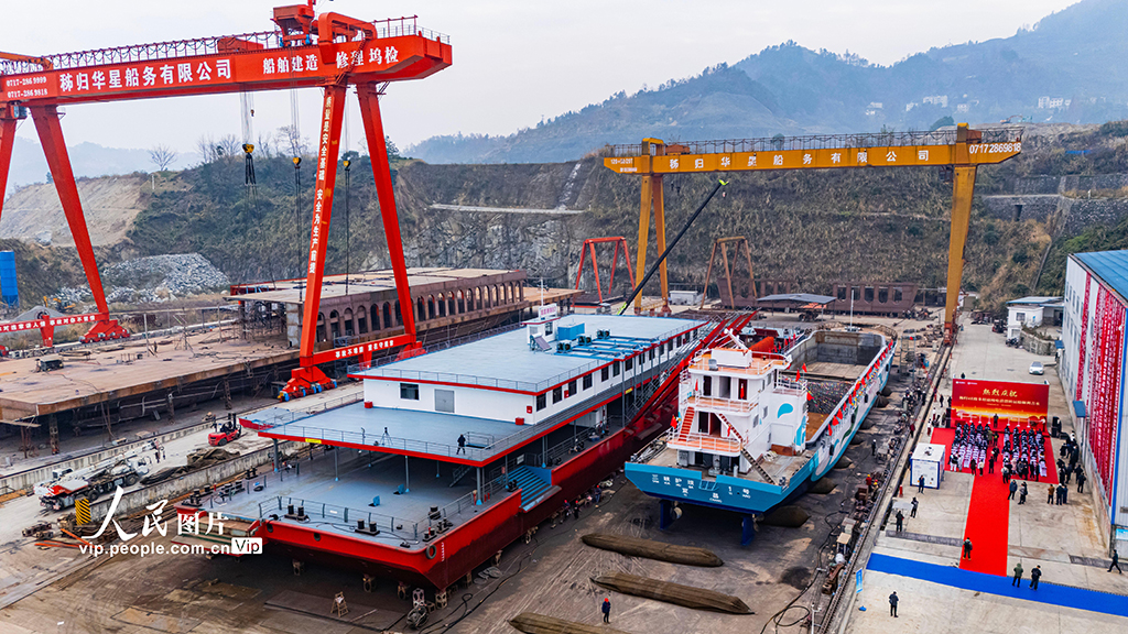 湖北秭歸：三峽庫區首艘純電動清漂船下水【6】