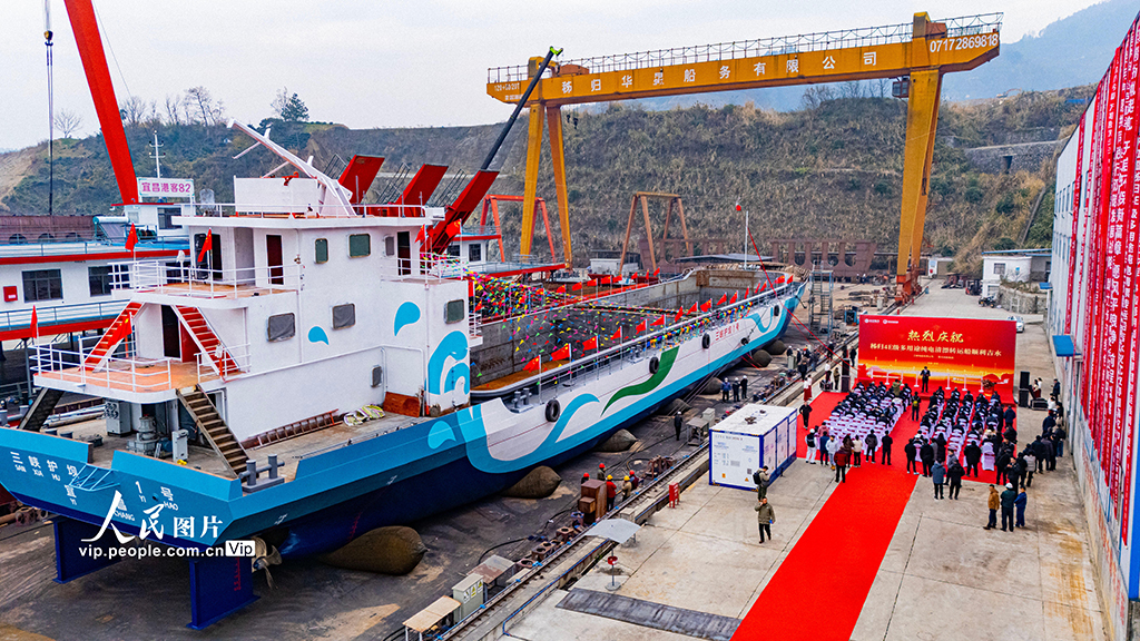 湖北秭歸：三峽庫區首艘純電動清漂船下水【5】