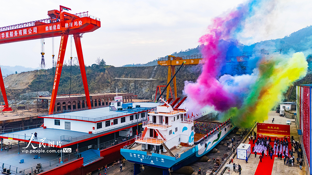 湖北秭歸：三峽庫區首艘純電動清漂船下水【4】