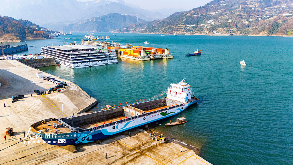 湖北秭歸：三峽庫區首艘純電動清漂船下水【3】