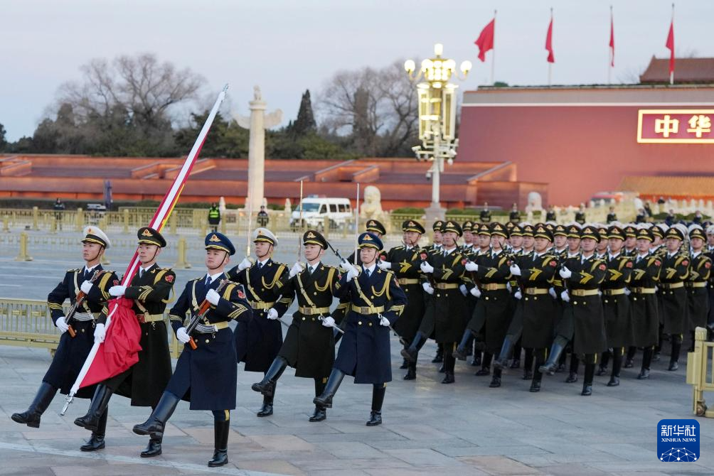 2025年1月1日清晨，北京天安門廣場舉行隆重的升國旗儀式。新華社記者 鞠煥宗 攝