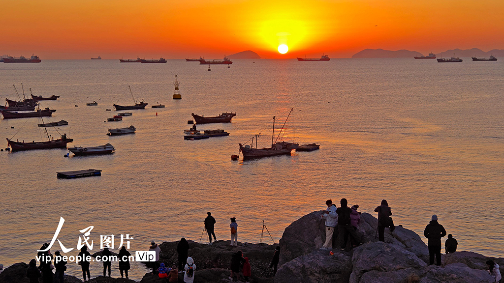 2025年1月1日，遼寧大連市民游客在甘井子區蟹子灣公園迎接新年第一縷陽光。劉德斌攝（人民圖片網）