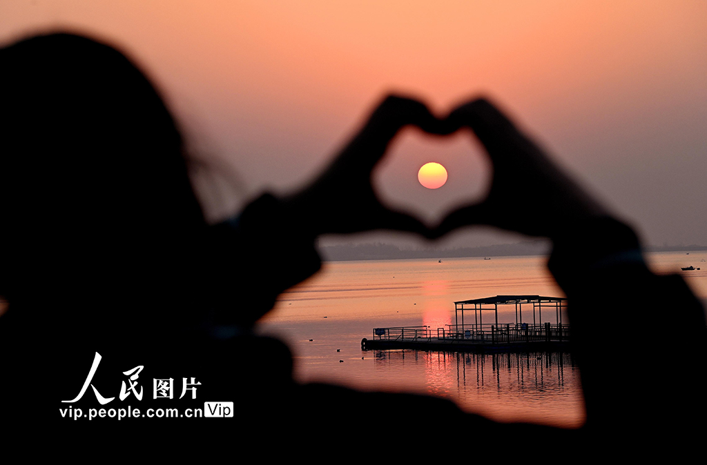 2025年1月1日，眾多市民和游客在河北省邯鄲市磁縣溢泉湖風景區觀看新年日出，迎接新年第一縷陽光。郝群英攝（人民圖片網）