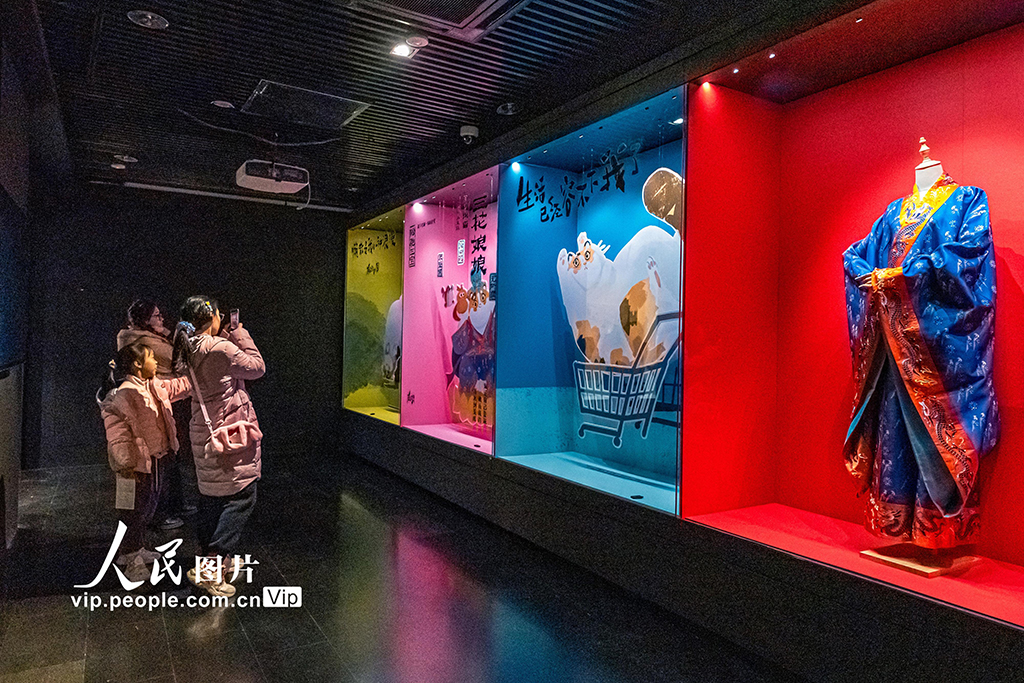 江蘇蘇州：“絲綢的故事——古今中外再想象”展啟幕