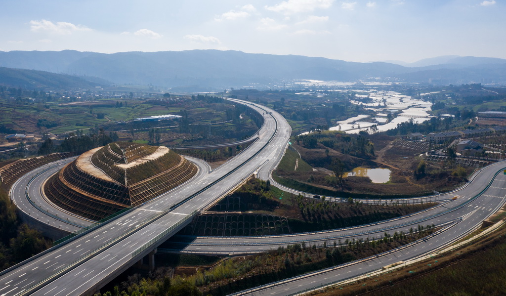 2025年1月1日拍攝的三清高速公路湯池互通（無人機照片）。