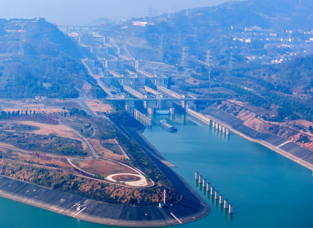 2025年1月1日，在湖北省宜昌市，船舶有序通過三峽樞紐五級船閘（無人機照片）。新華社發（王罡攝）