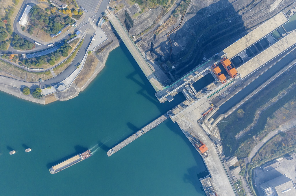 2025年1月1日，船舶有序通過三峽升船機（無人機照片）。新華社發（鄭家裕攝）