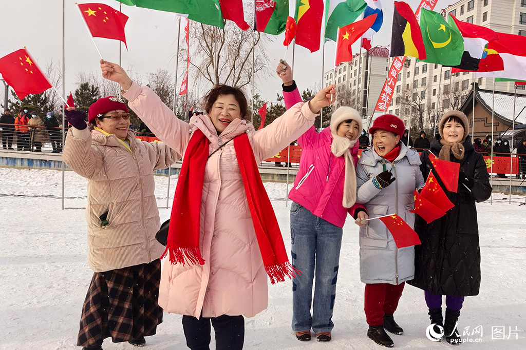 2024年1月11日，吉林省大眾冬泳挑戰賽暨敦化第七屆國際冬泳邀請賽在敦化渤海湖開幕，現場觀眾樂享冰雪盛宴，為冬泳健兒加油助威。人民網記者 王海躍攝