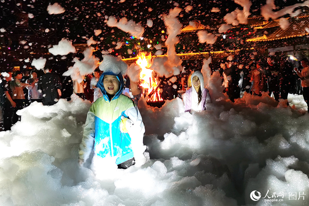 2024年6月13日，“奔赴吉線秘境 馭見吉祥吉林”網絡主題活動走進吉林省延邊朝鮮族自治州龍井市的琵巖山朝鮮族溫泉古村落，篝火晚會熱鬧非凡，孩子們笑容燦爛無比。人民網記者 王帝元攝