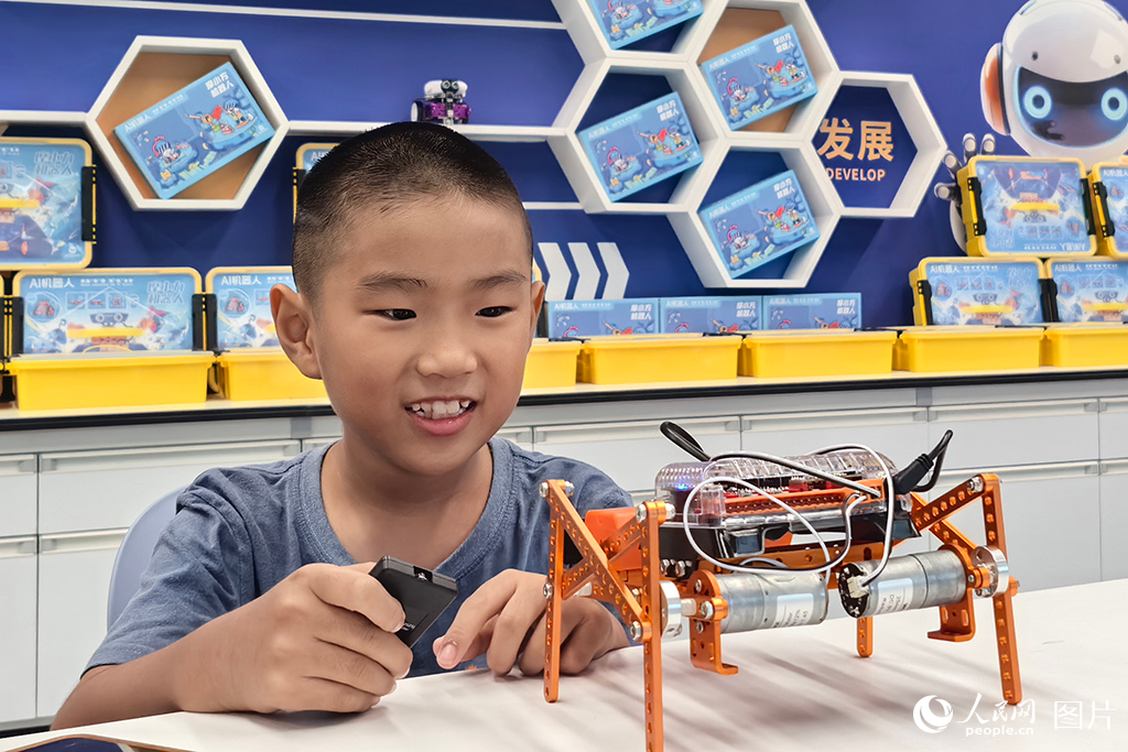 2024年8月13日，兒童在位于武漢市的人民網夢幻靈境AI展演中心體驗AI研學。人民網記者 周雯攝