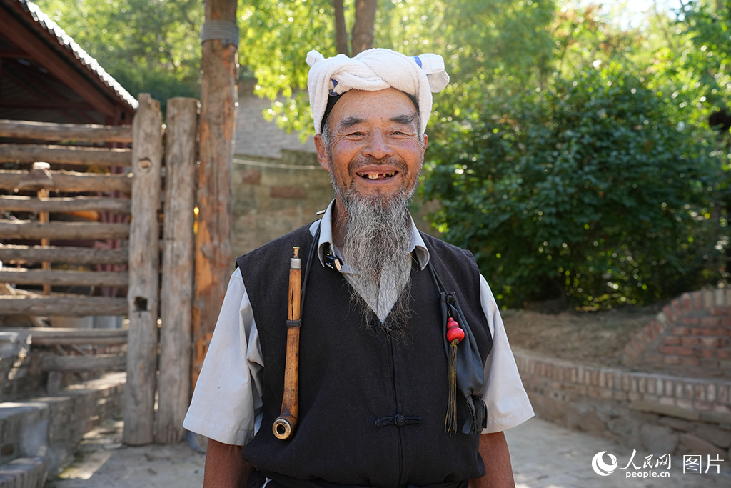 2024年8月13日，陜西省榆林市佳縣赤牛坬村原生態實景劇《高高山上一頭?！氛谘莩?，演員高何何正在候場。人民網記者 賈凱璐攝
