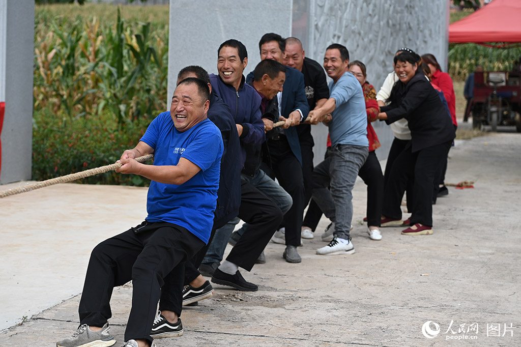 2024年9月22日，在慶祝中國農民豐收節河南濟源主會場上，村民們正在參加拔河比賽。人民網記者 王玉興攝