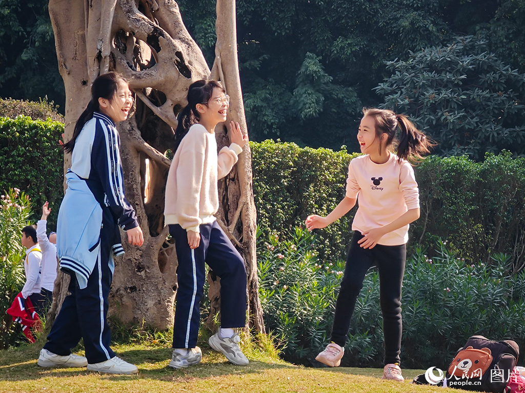 2024年12月20日，幾位小朋友在南寧市南湖公園開心地玩耍。人民網記者 嚴立政攝