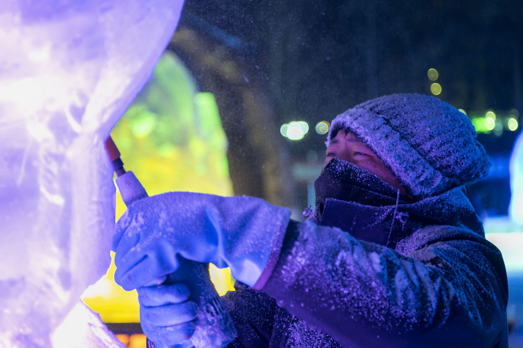 1月2日，在哈爾濱市道里區，冰雕師在兆麟公園內創作冰雕作品。