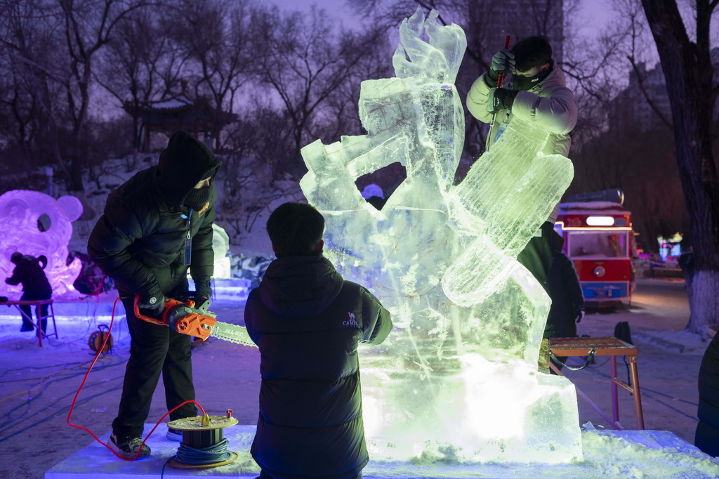 1月2日，在哈爾濱市道里區，冰雕師在兆麟公園內創作冰雕作品。