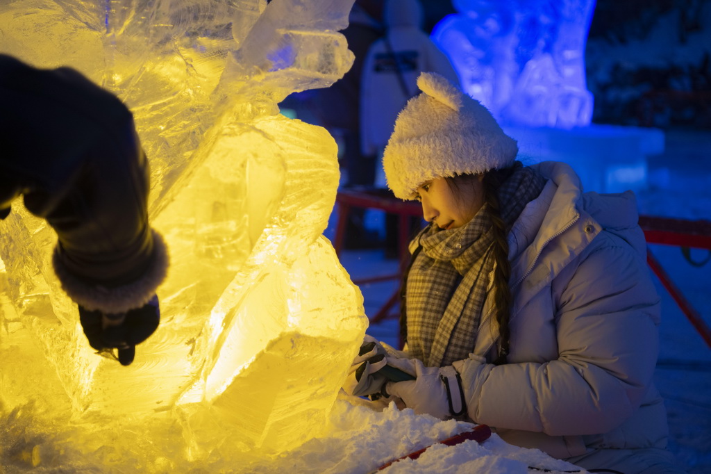 1月2日，在哈爾濱市道里區，冰雕師在兆麟公園內創作冰雕作品。