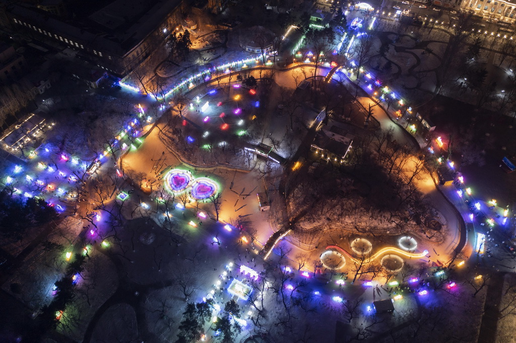 這是1月2日拍攝的位于哈爾濱市兆麟公園內的冰燈藝術游園會園區（無人機照片）。